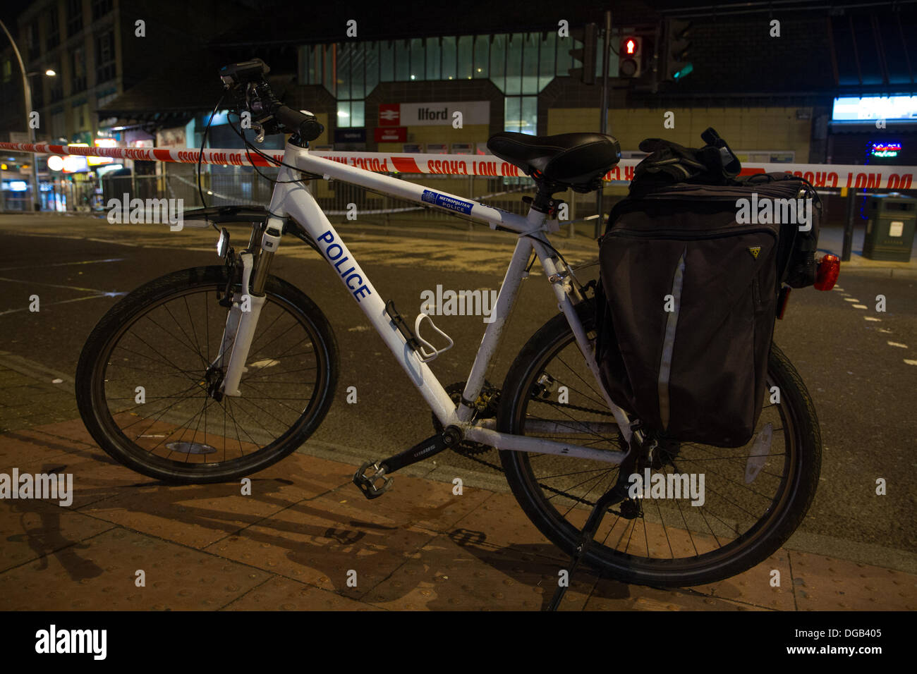 London, UK. 17. Oktober 2013. Polizei Fahrrad außerhalb Iford Station als es ist, dass Cordorned aus wie Polizei Untersuchungen in dem stechenden eines Mannes geglaubt, um in seinen späten 20ern. Bildnachweis: Elsie Kibue / Alamy Live News Stockfoto