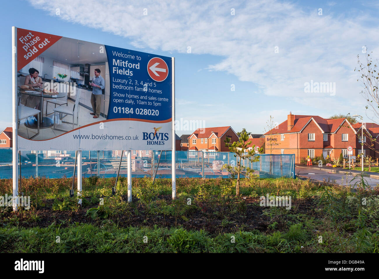 Eingang zum Bovis Homes & Bellway neues Haus bauen Wohnsiedlung im Jahr 2013. Reading, Berkshire, Südost-England, GB, UK. Stockfoto