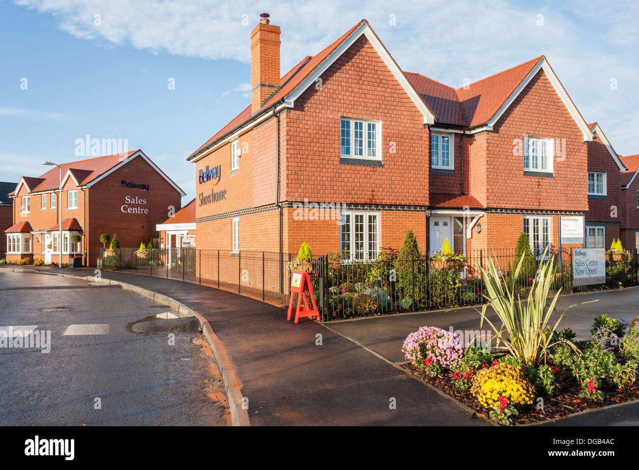 Bellway zeigen nach Hause und sales Center in einer Neubausiedlung Haus bauen im Jahr 2013. Reading, Berkshire, Südost-England, GB, UK. Stockfoto