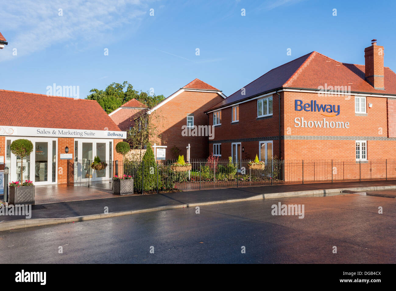 Bellway zeigen nach Hause und sales Center in einer Neubausiedlung Haus bauen im Jahr 2013. Reading, Berkshire, Südost-England, GB, UK. Stockfoto