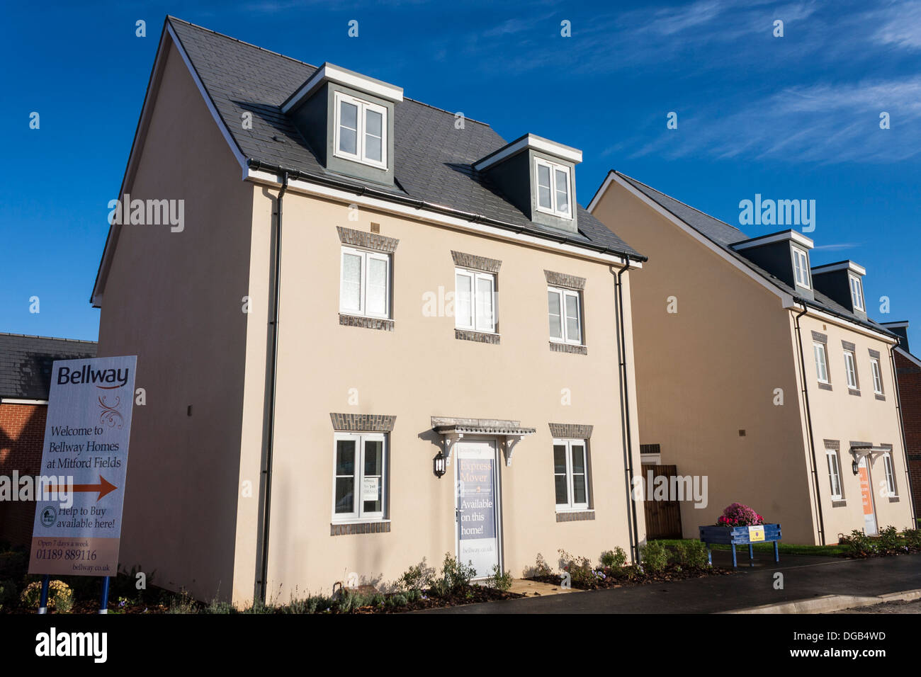 Haus bauen Neubausiedlung im Jahr 2013. Reading, Berkshire, Südost-England, GB, UK. Stockfoto