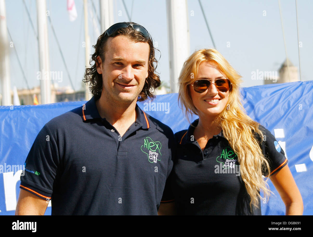 Carlos Moya und seine Frau Schauspielerin Carolina Cerezuela gesehen in Palma De Mallorca, Spanien Stockfoto