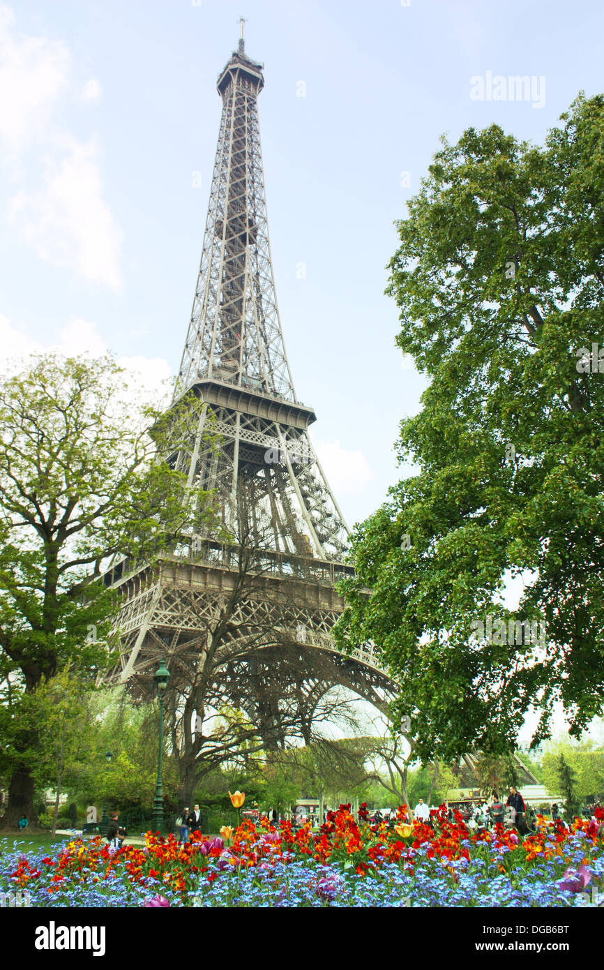 Eiffelturm in Paris, Frankreich im Frühling Stockfoto