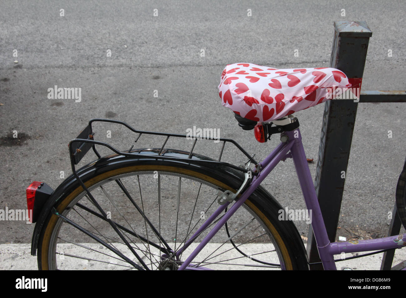 Fahrrad mit Liebe Herzen Sattel in Rom Italien Stockfoto