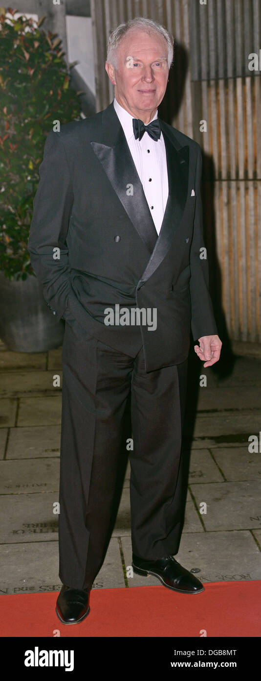 London UK, 17. Oktober 2013: Tim Pigott-Smith ankommen auf dem roten Teppich zur Unterstützung der exquisite neue indoor-Theater, Candle-light-Sam Wanamaker Playhouse in Shakespeares Globe. Bildnachweis: Siehe Li/Alamy Live News Stockfoto