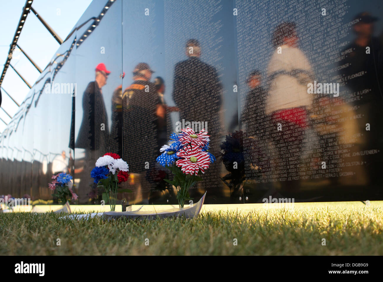 Ein Reisender Nachbau des Vietnam Veterans Memorial in Washington D.C.  Auf dem Display an der Woodbridge Community Park Irvine Cali Stockfoto