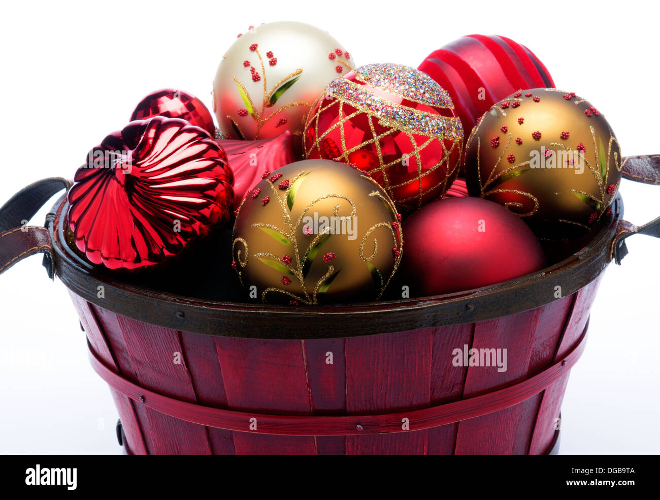 Anordnung der Christbaumschmuck in roten Korb Stockfoto