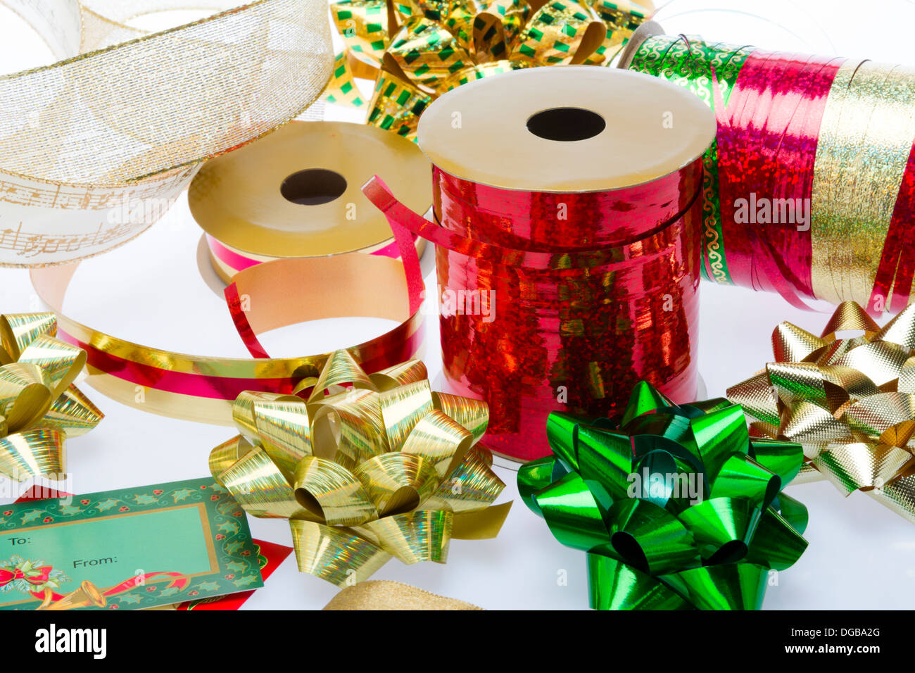 Weihnachtsbänder, Bögen und Geschenkanhänger Stockfoto