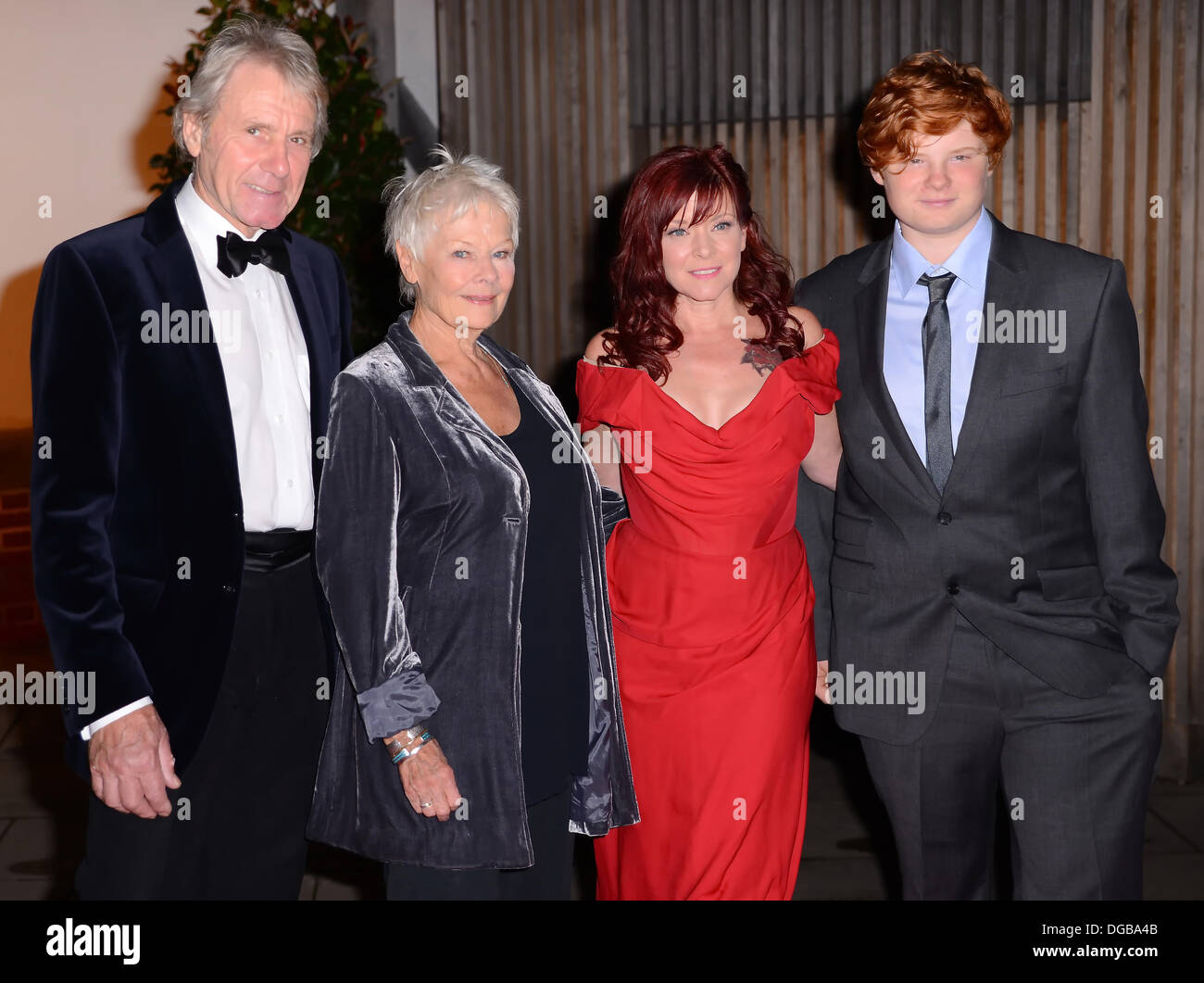 London UK, 17. Oktober 2013: Finty Williams, David Mills, Dame Judi Dench und Sammy Williams besucht, als Zoe Wanamaker ein Gala-Dinner bei Shakespeares Globe in London beherbergt. Bildnachweis: Siehe Li/Alamy Live News Stockfoto