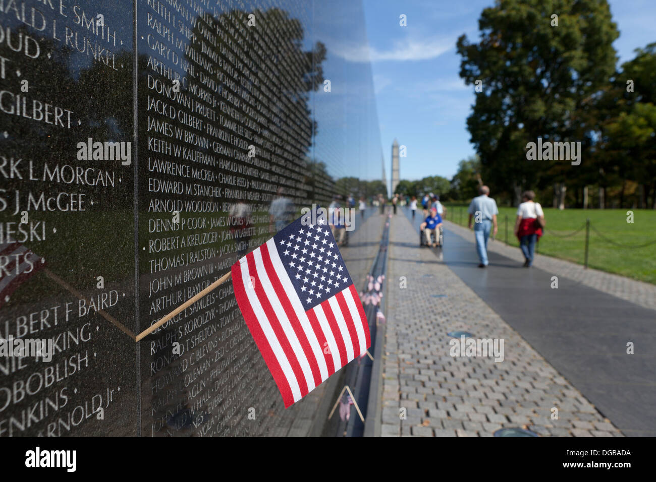 Amerikanische Flagge platziert an der Wand des Vietnam Veterans Memorial - Washington, DC USA Stockfoto