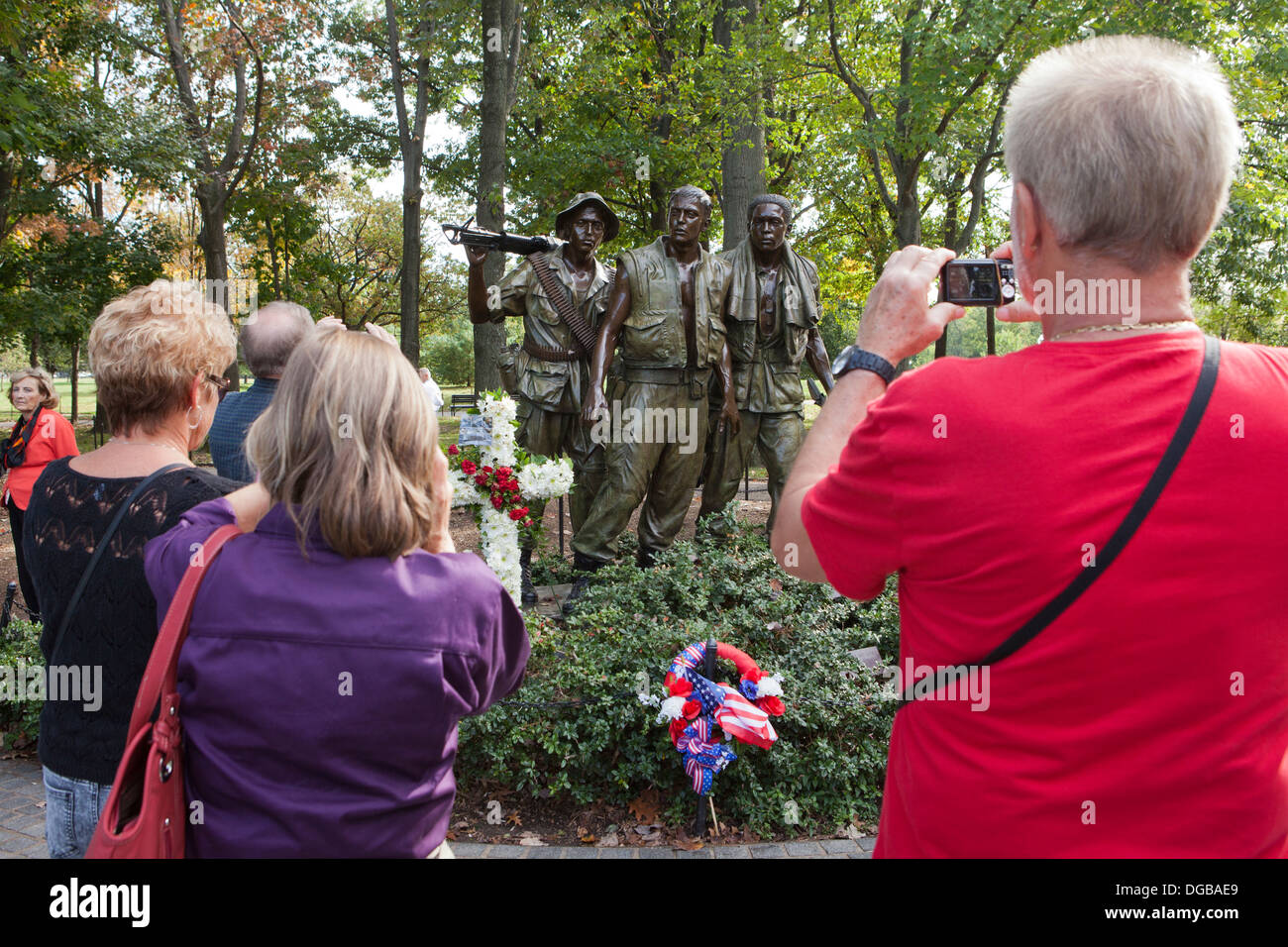 Besucher, die Aufnahmen der drei Soldaten Statue bei den Vietnam Veterans Memorial - Washington DC, USA Stockfoto