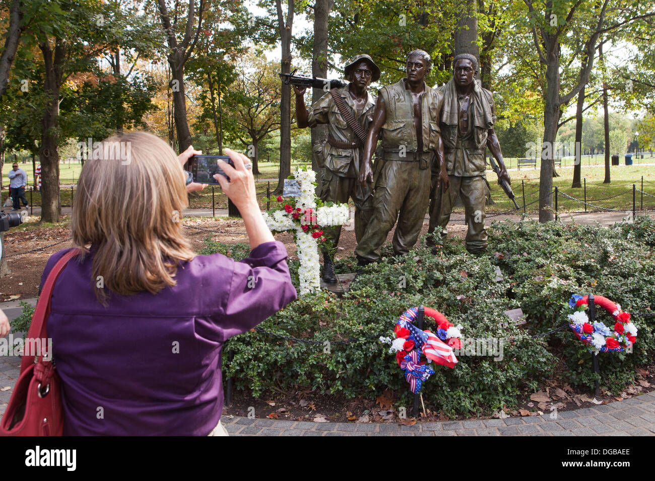 Besucher, die Aufnahmen der drei Soldaten Statue bei den Vietnam Veterans Memorial - Washington DC, USA Stockfoto