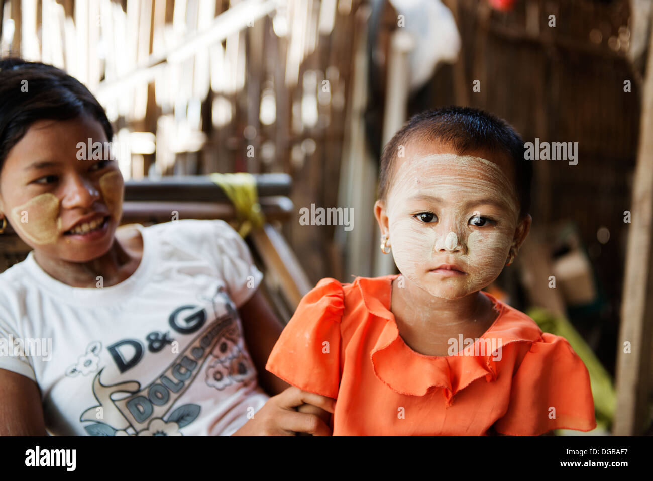 Junges Mädchen und Kleinkind anzeigen Thanaka, eine traditionelle kosmetische Paste aus Boden Rinde. Stockfoto