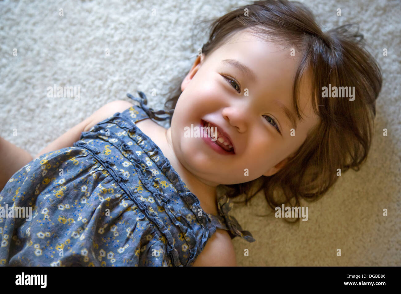 21 Monate alt lächelndes Kind Mädchen Stockfoto