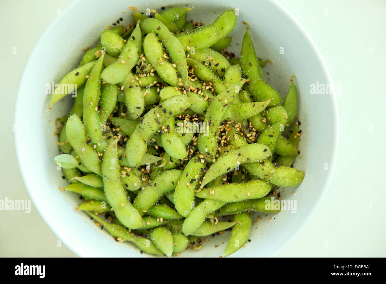 Edamame Bohnen mit Nori Gewürz Stockfoto