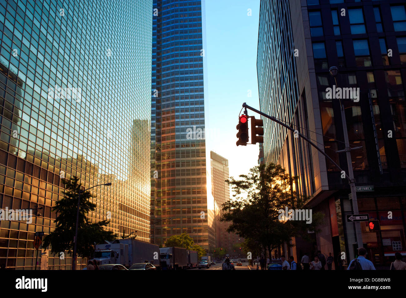 Sonnenuntergang spiegelt aus Glas Gebäude in Lower Manhattan, New York City Stockfoto