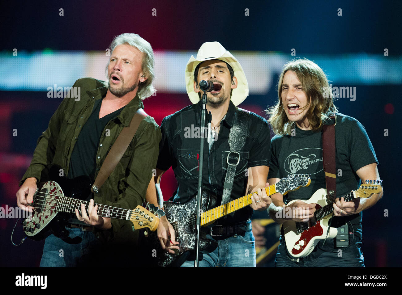 Hamilton, Ontario, Kanada. 17. Oktober 2013. US-amerikanischer Singer-Songwriter und Musiker, Brad Paisley gespielt, ein in der Nähe von ausverkauften Copps Coliseum, Hamilton, Ontario, Kanada Kredit: Lee-Ann Wylie/Alamy Live News Stockfoto