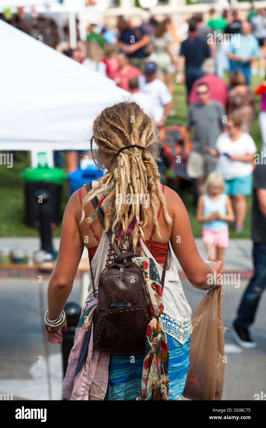 Mädchen zeigt Dreadlocks von hinten beim „Big Love“ Hipster Festival in Asheville, North Carolina. Stockfoto