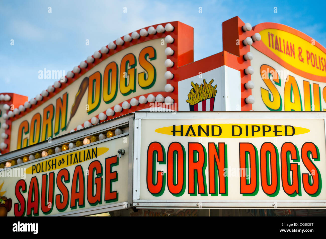 Karneval / Festival Essen Zeichen display / Corn Dogs und Wurst am Berg State Fair, Asheville, North Carolina Stockfoto