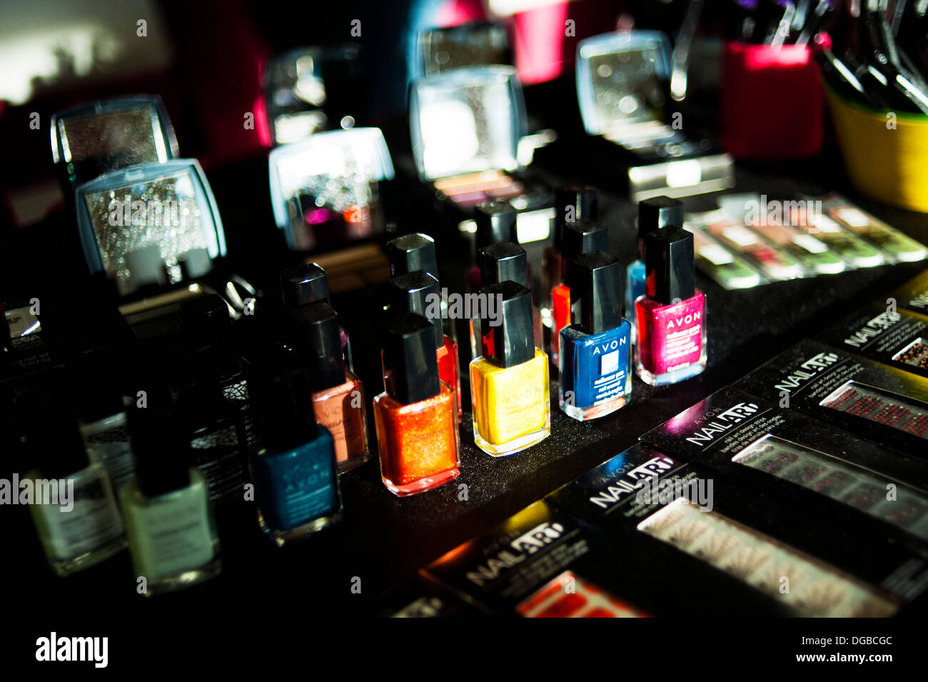 Avon Beauty-Produkte und Nagellack auf dem display Stockfoto