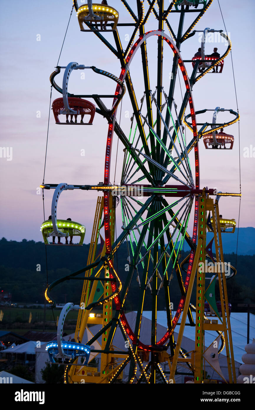 Eine Fahrt mit Karneval / Farris Rad in Aktion an der Mountain State Fair in Asheville, North Carolina Stockfoto