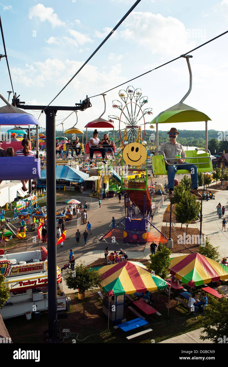 Luftaufnahme des Karnevals reitet an der Mountain State Fair in Asheville, North Carolina Stockfoto