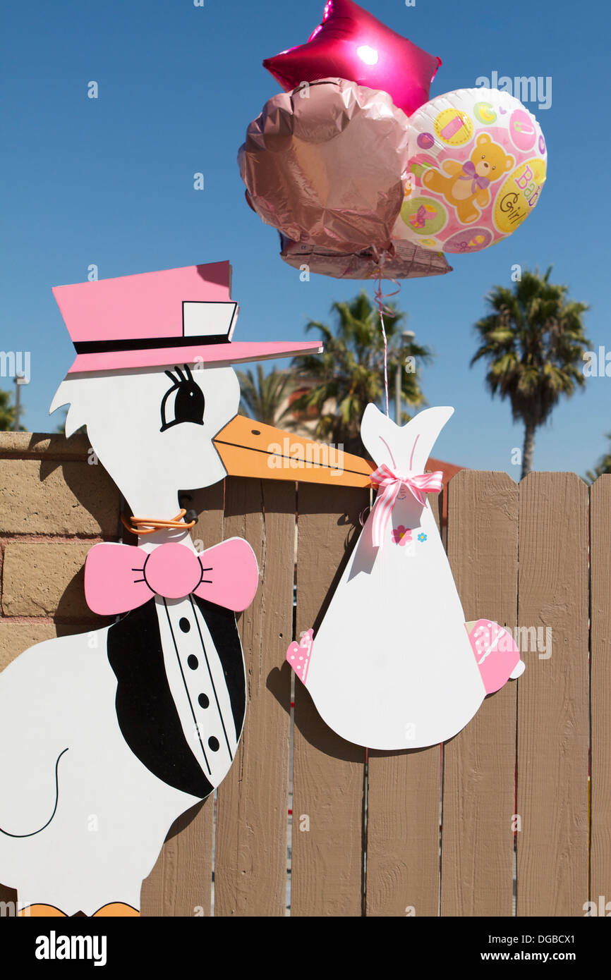 Ein Holzerner Storch Mit Feier Ballons Befestigt An Einem Zaun Vor Einem Haus In Kalifornien Die Ankundigung Der Geburt Von Einem Baby Madchen Usa Stockfotografie Alamy