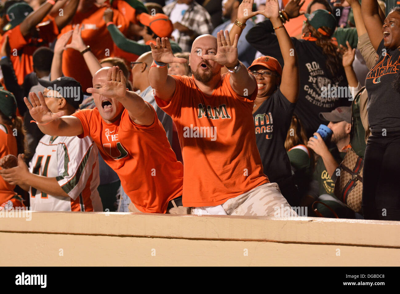 Chapel Hill, NC, USA. 17. Oktober 2013. 17. Oktober 2013: Miami Hurricanes-Fans jubeln während der NCAA Football-Spiel zwischen der University of North Carolina Tarheels und die University of Miami Hurricanes im Kenan Memorial Stadium in Chapel Hill NC. Die Hurricanes besiegten die Tarheels 27-23. Bildnachweis: Csm/Alamy Live-Nachrichten Stockfoto
