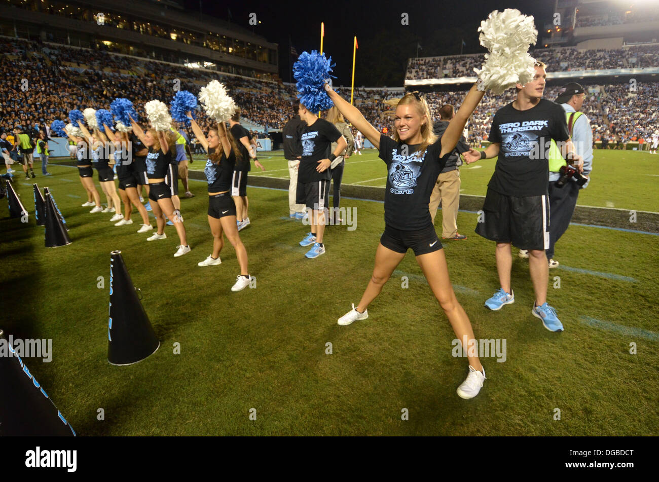 Chapel Hill, NC, USA. 17. Oktober 2013. 17. Oktober 2013: Cheerleader aus North Carolina jubeln während der NCAA Football-Spiel zwischen der University of North Carolina Tarheels und die University of Miami Hurricanes im Kenan Memorial Stadium in Chapel Hill NC. Die Hurricanes besiegten die Tarheels 27-23. Bildnachweis: Csm/Alamy Live-Nachrichten Stockfoto