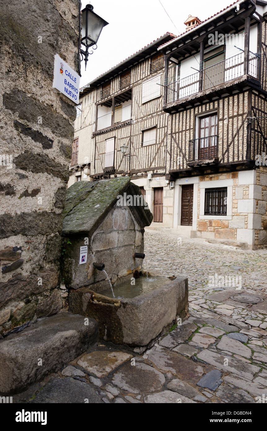 Brunnen an der Ecke einer Straße im La Alberca, Salamanca, Spanien Stockfoto