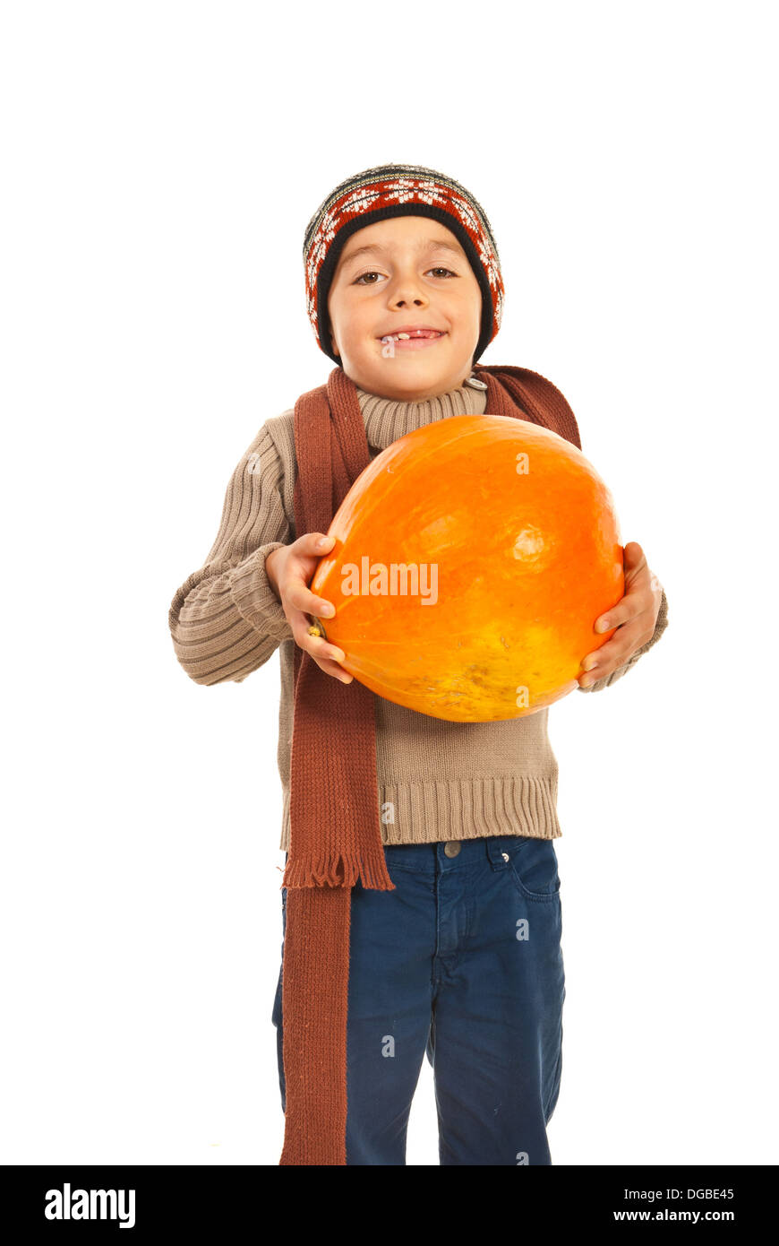 Herbst kleiner Junge mit einem Kürbis isoliert auf weißem Hintergrund Stockfoto