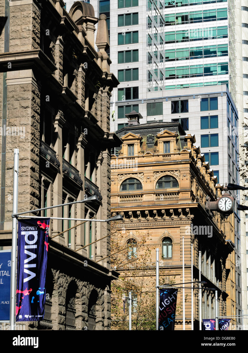 Australische Kontraste in der Architektur: alte Sandstein gegen moderne Glas und Stahl. George Street, Sydney. Stockfoto