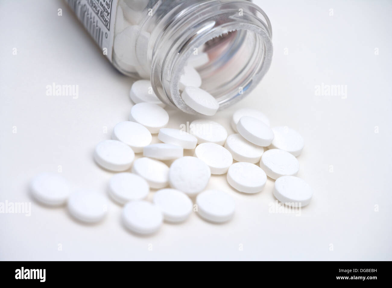 Aspirin-Tabletten eine Pille Flasche ausgießen, auf weißem Hintergrund Stockfoto