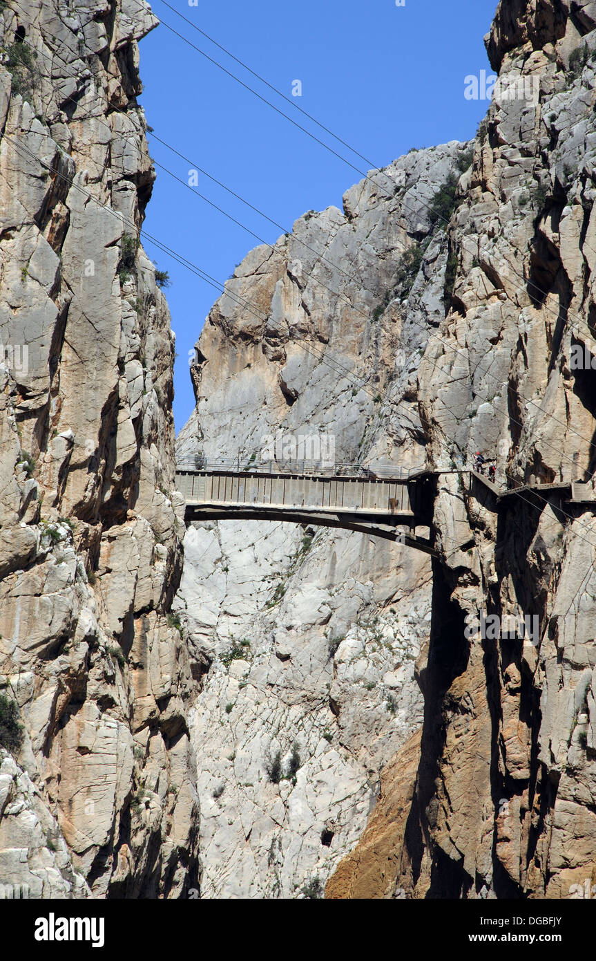 Blick auf die Schlucht und Brücke (Camino del Rey), Garganta del Chorro, El Chorro, Chorro Schlucht, Provinz Malaga, Andalusien, Spanien. Stockfoto
