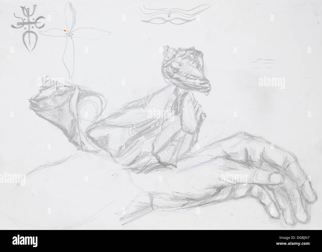 die Hand gezeichnete Skizze in Bleistift-Technik eine Hand, Muscheln und andere Symbole auf weißem Papier Stockfoto