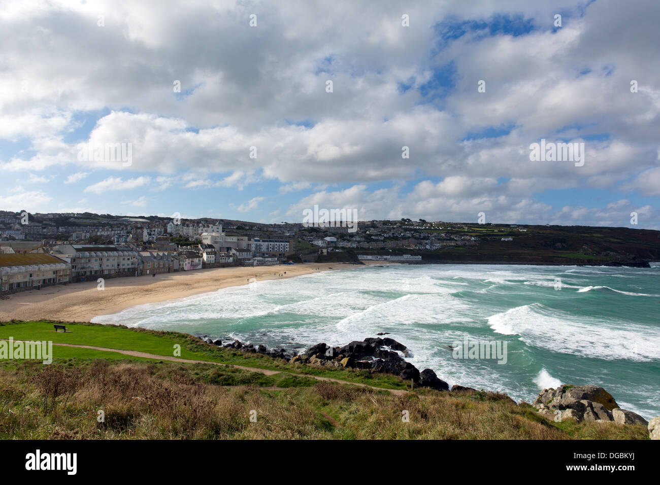 Porthmeor beach St Ives Cornwall England mit weißen Wellen, blauen Himmel und weiße Wolken, wo liegt die Kunstgalerie Tate Stockfoto