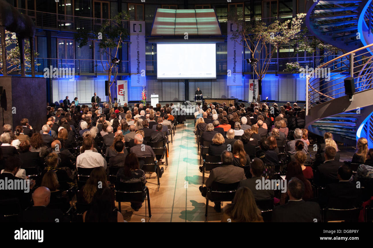 Berlin, Deutschland. 17. Oktober 2013. Gäste hören Sie Musik während der Zeremonie den Theodor-Wanner-Preis 2013 an Yoko Ono im Allianz Forum in Berlin, Deutschland, 17. Oktober 2013 zu vergeben. Aus dem Institut für Auslandsbeziehungen (Ifa) hat den Preis seit 2009 Menschen für ihr Engagement für den "Dialog der Kulturen" ausgezeichnet Foto: FLORIAN SCHUH/Dpa/Alamy Live News Stockfoto