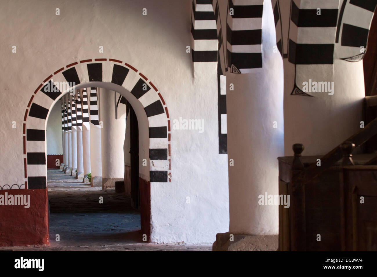 Kolonnade im Rila Kloster, Bulgaria Stockfoto