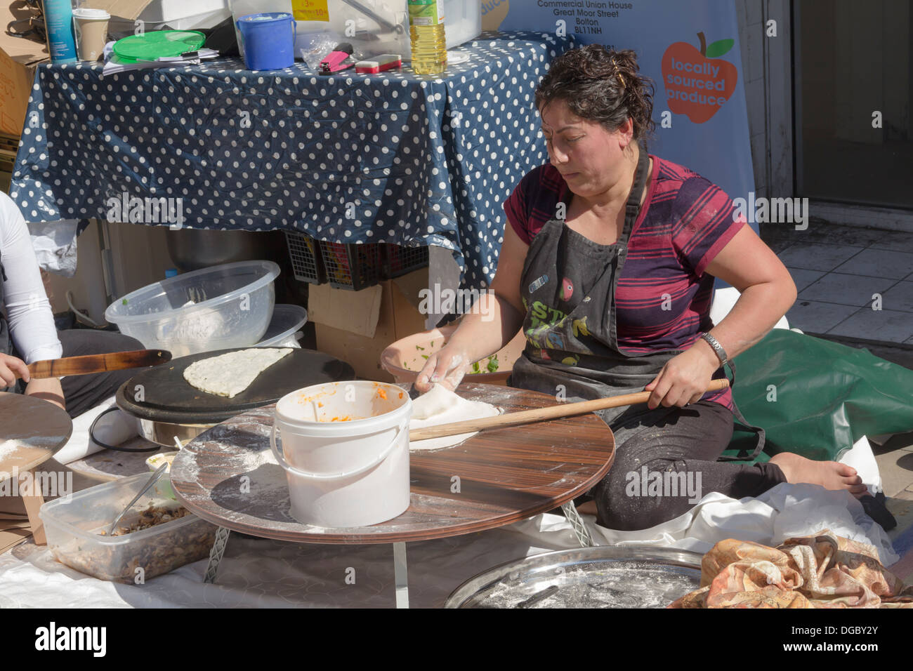 Mitglieder des Lakamka-Projekts stellen türkisches Brot an "The Kitchen am großen Moor Street" Stand bei den Bolton Food Festival 2013. Stockfoto