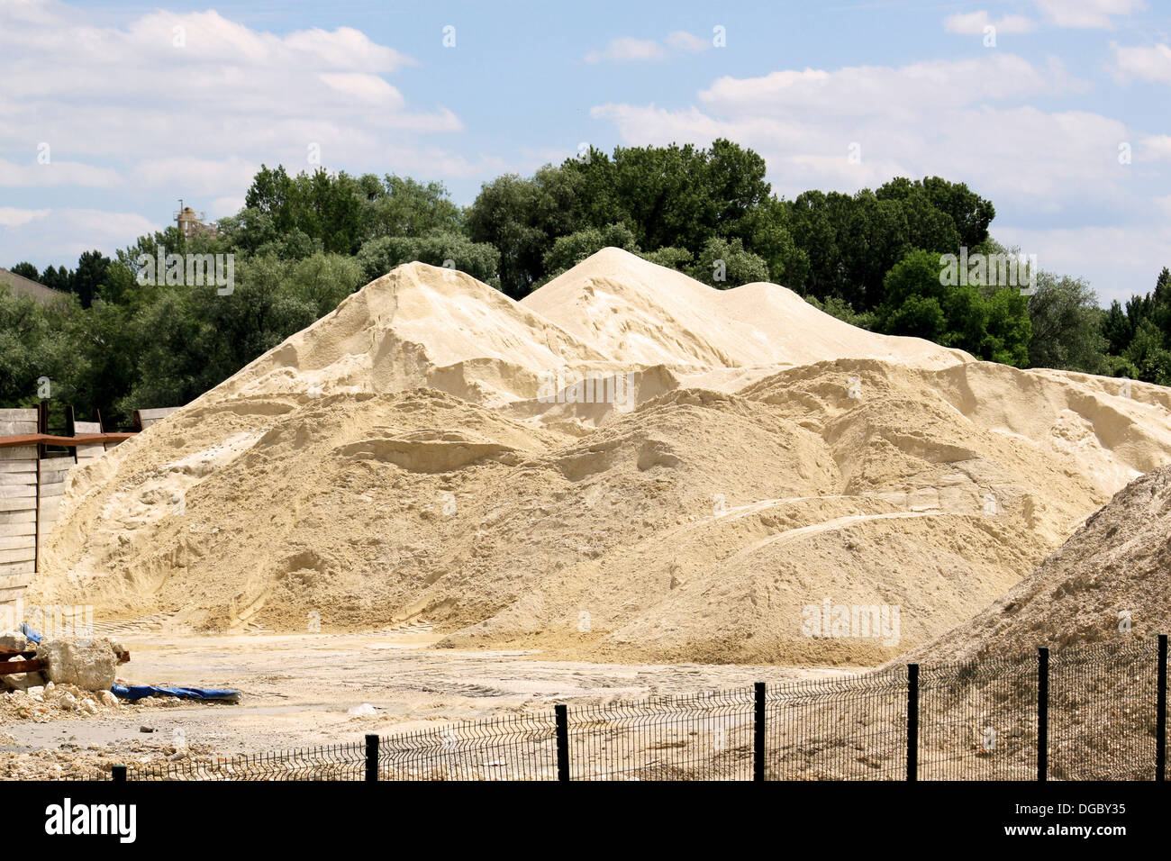 Foto einer Grube für die Herstellung von Sand für die Bauindustrie Stockfoto