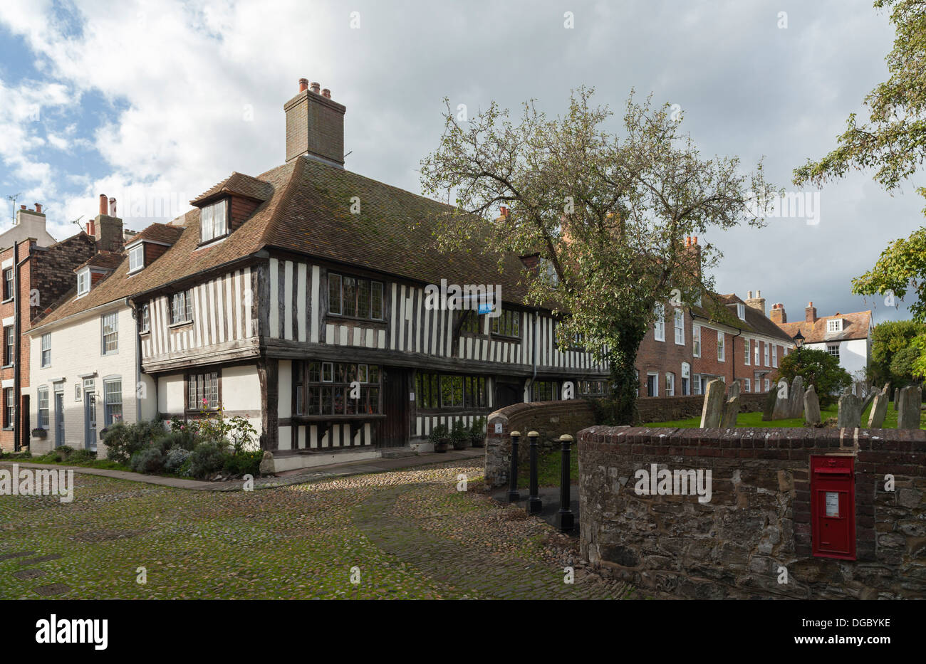 Gepflasterten Straßen und alten Häusern am Kirchplatz, Roggen, East Sussex, UK Stockfoto