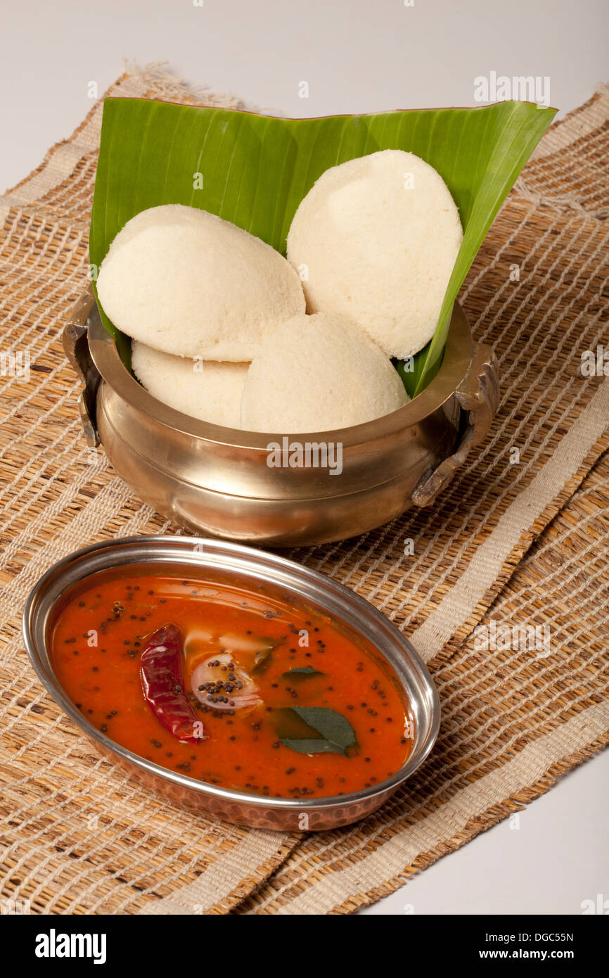Idli ist eine südindische Frühstücksgericht auf Bananenblatt serviert Stockfoto Idli ist eine südindische Frühstücksgericht auf Bananenblatt serviert Stockfoto