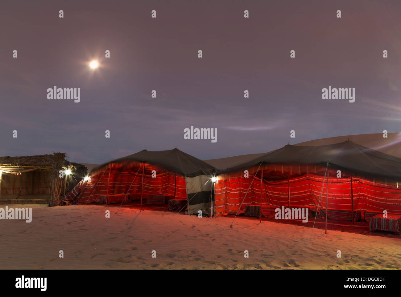 Beduinenzelte in der Nacht in der Wüste, Adu Dhabi, Vereinigte Arabische Emirate Stockfoto