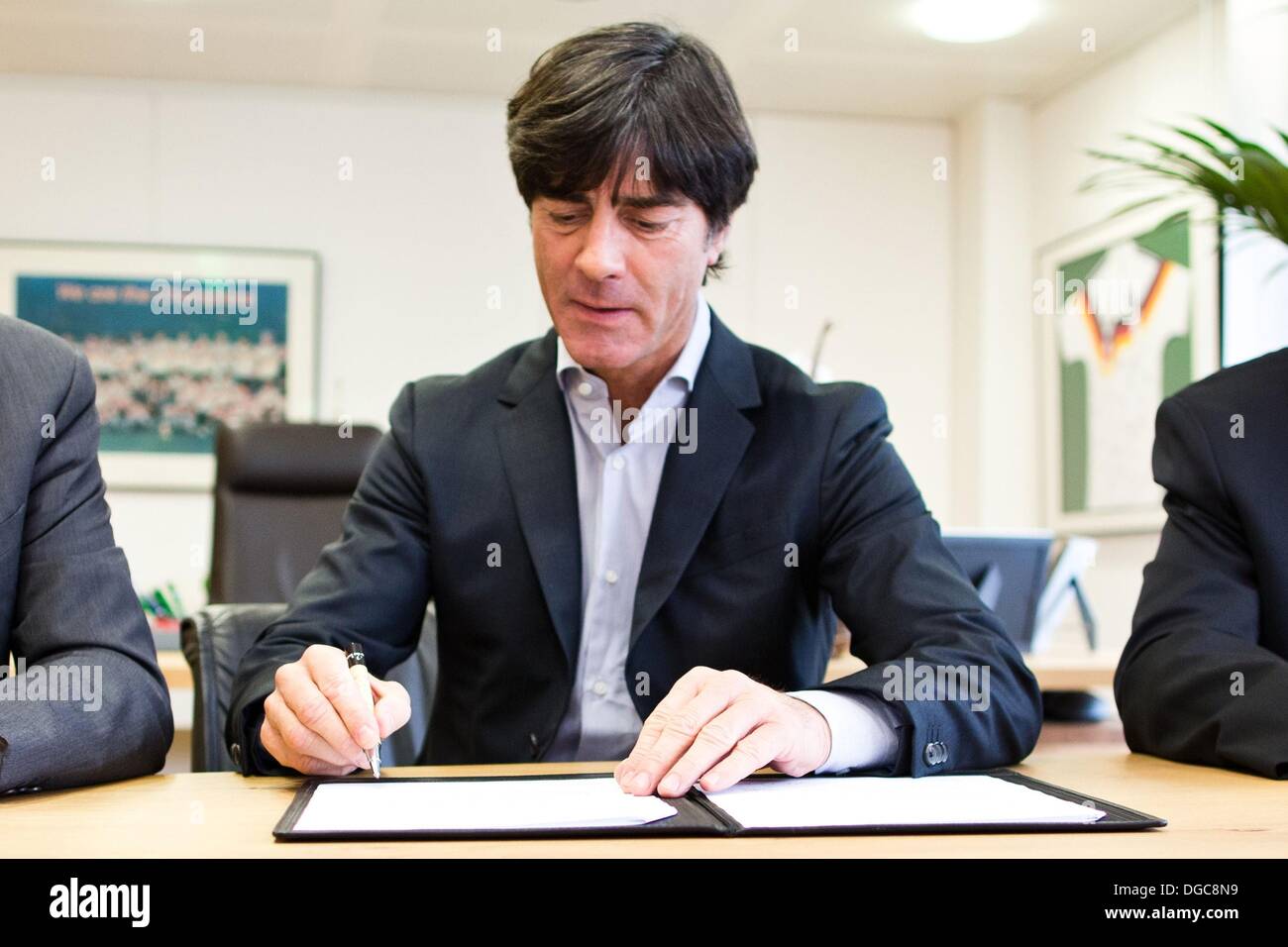 Fußball-Team Cheftrainer Joachim Loew unterschreibt seinen neuen Vertrag in  der DFB-Zentrale in Frankfurt Main, Deutschland, 18. Oktober 2013. Foto:  SIMON HOFMANN Stockfotografie - Alamy