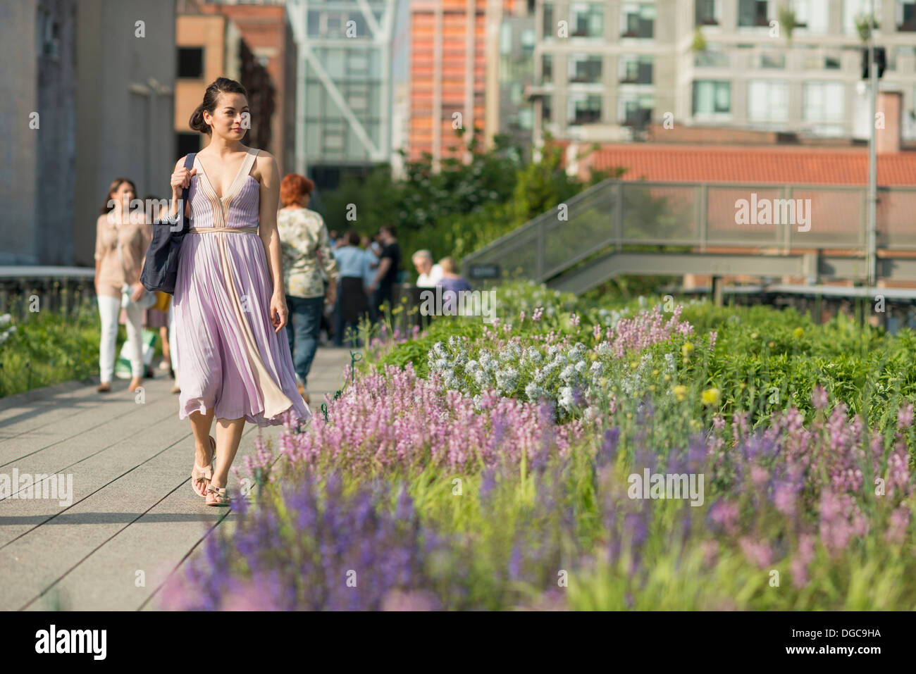 Mitte Erwachsenen Frauen zu Fuß durch High Line Park in New York City Stockfoto