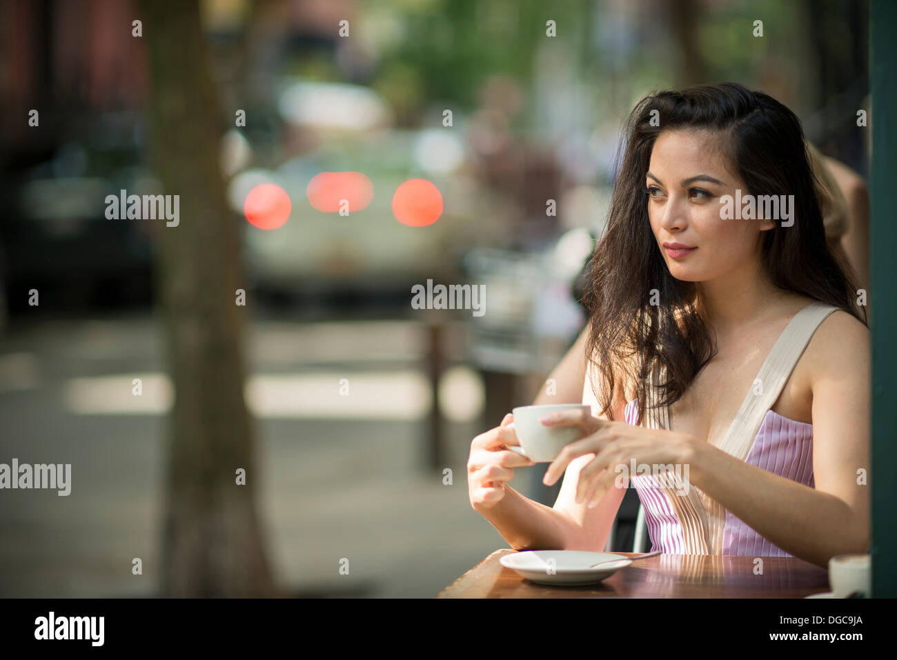 Mitte Erwachsenfrauen Kaffeetrinken im Straßencafé Stockfoto