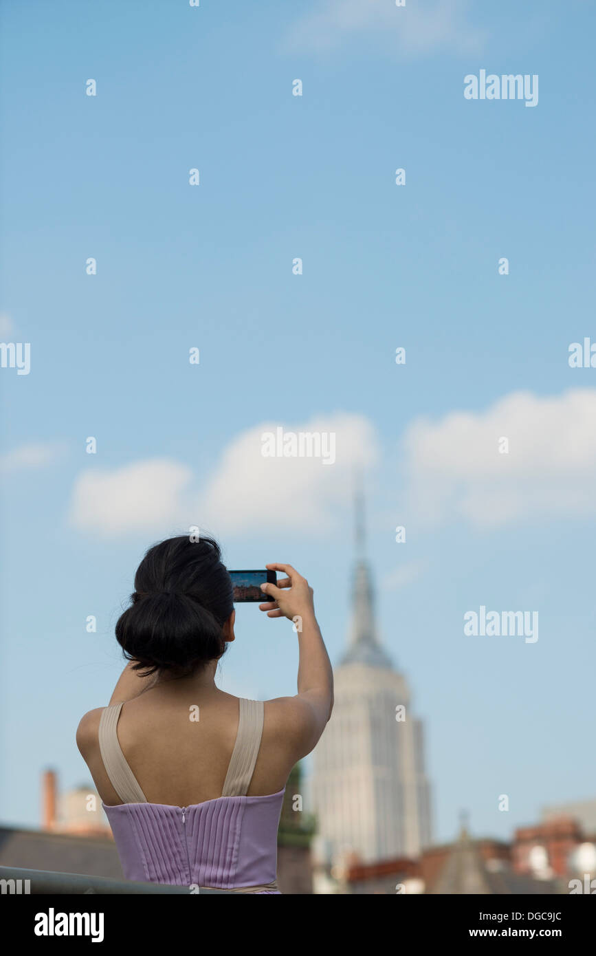 Mitte Erwachsenen Frauen fotografieren Empire State Building, New York City Stockfoto