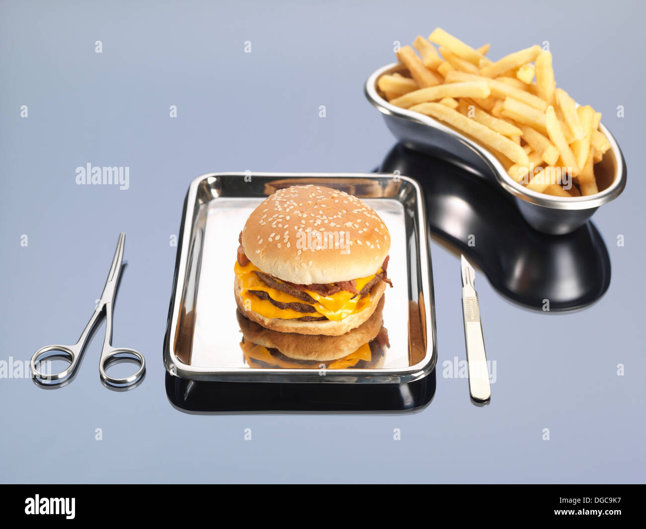 Burger und Pommes frites sitzen in chirurgischen Fächer zur Veranschaulichung ungesunden Ernährung Stockfoto