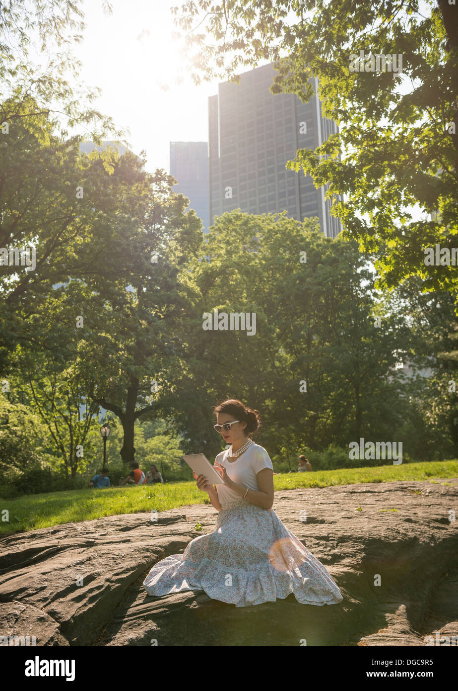 Mitte Erwachsene Frauen mit digital-Tablette im Central Park, New York Stockfoto