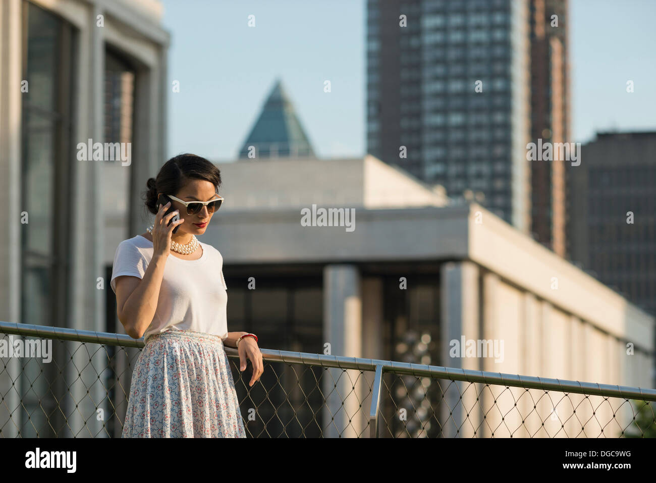 Mitte Erwachsene Frauen mit Handy, Manhattan, New York Stockfoto